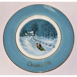 Vintage Avon Christmas Plate 1976 Bringing Home the Tree‎ with Original Box